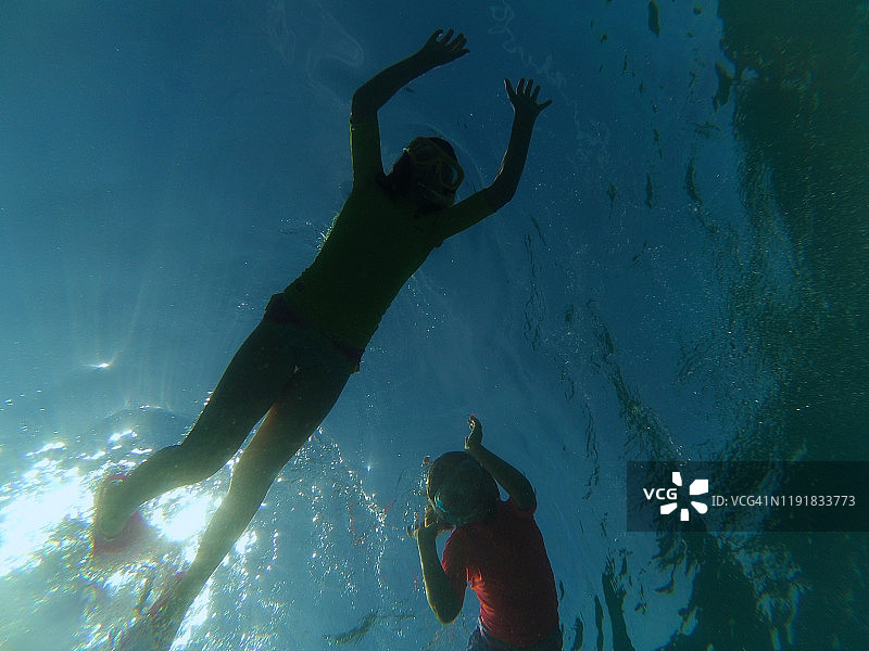 水中儿童的剪影，水下视角，赫瓦尔岛，达尔马提亚，克罗地亚旅游，探索欧洲。图片素材