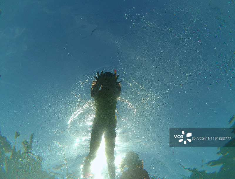 年轻女孩在 vacation 时游泳和潜水，赫瓦尔岛，达尔马提亚，克罗地亚图片素材