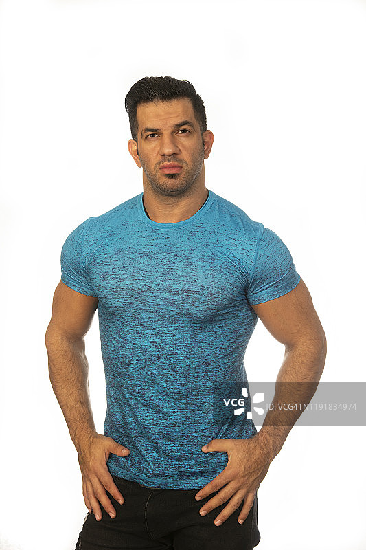 站在白色背景前的健壮男人图片素材