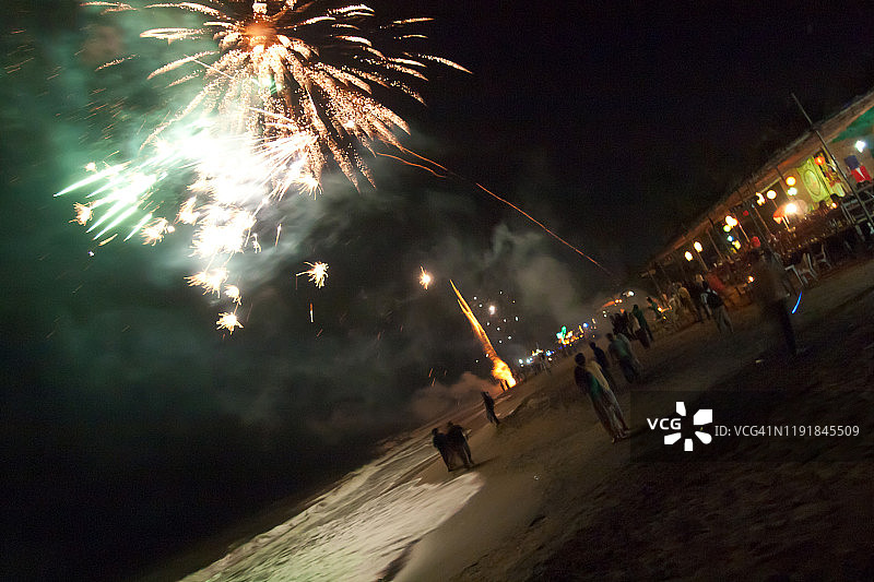 果阿邦安朱纳海滩的烟花图片素材