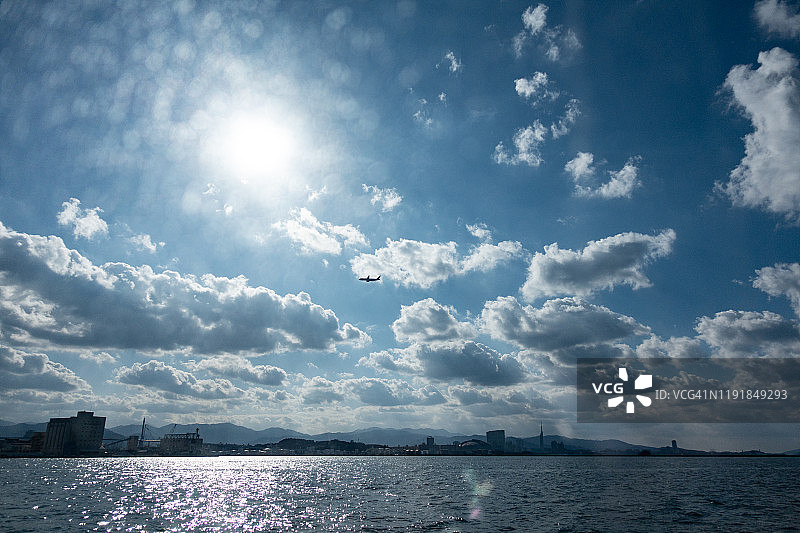 在日本福冈县福冈市上空飞行的飞机图片素材