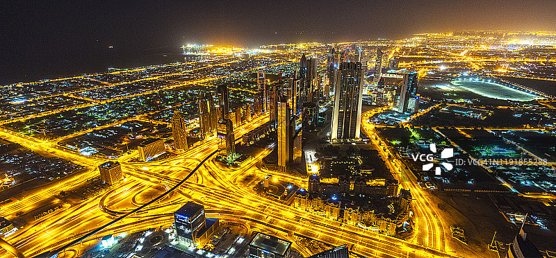 黎明时分迪拜市中心谢赫扎耶德路鸟瞰（此图像已进行GPS标记）图片素材