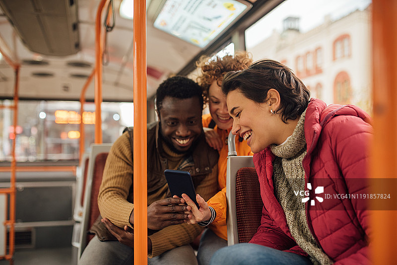 三个朋友一起度假图片素材