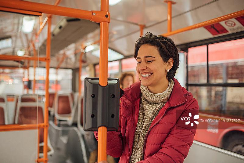 乘坐公共汽车的美丽女人图片素材