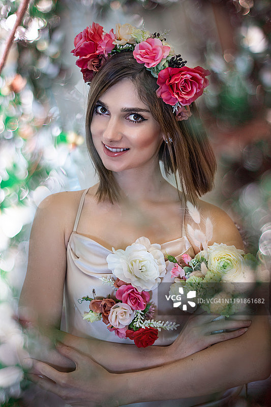 年轻女子在森林里戴着花冠图片素材