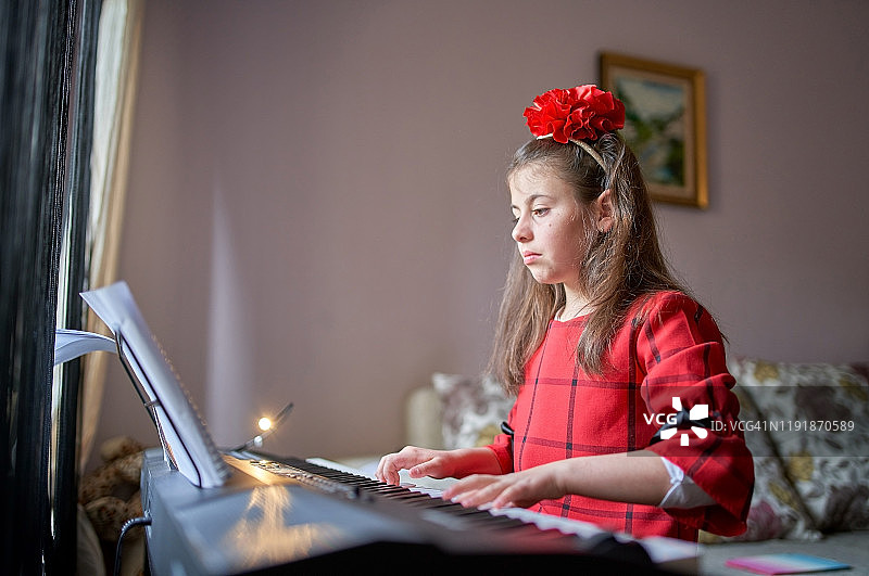 儿童钢琴课，作业图片素材