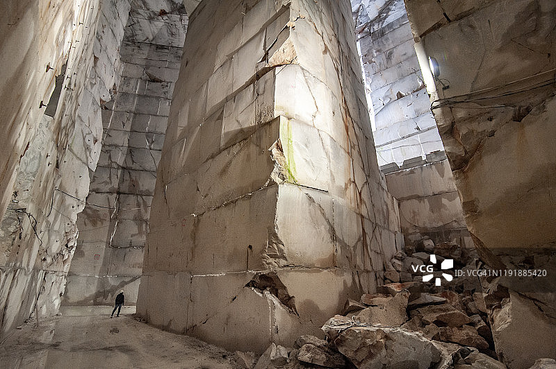 成年男子站在大型大理石采石场内图片素材