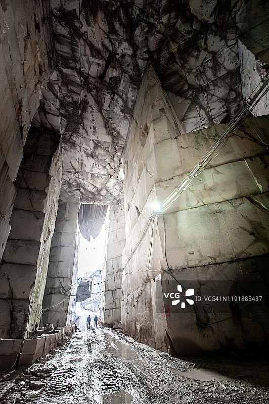 站在山下采石场隧道入口的人们图片素材