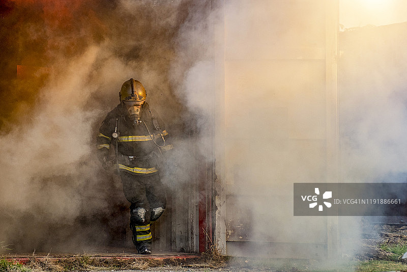 消防员正在灭火图片素材