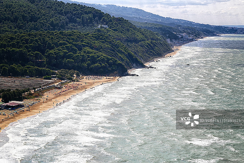 阳光明媚的夏日，加尔加诺海岸线的广阔视角图片素材