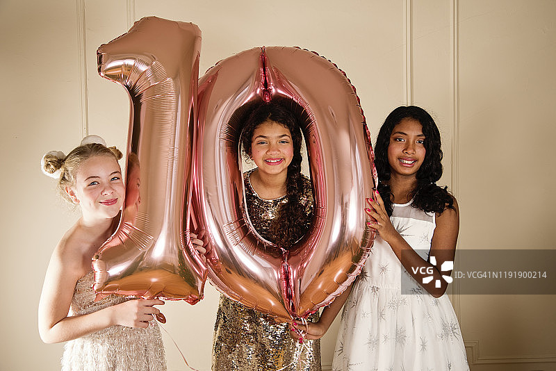 可爱女孩拿着气球庆祝10岁生日图片素材