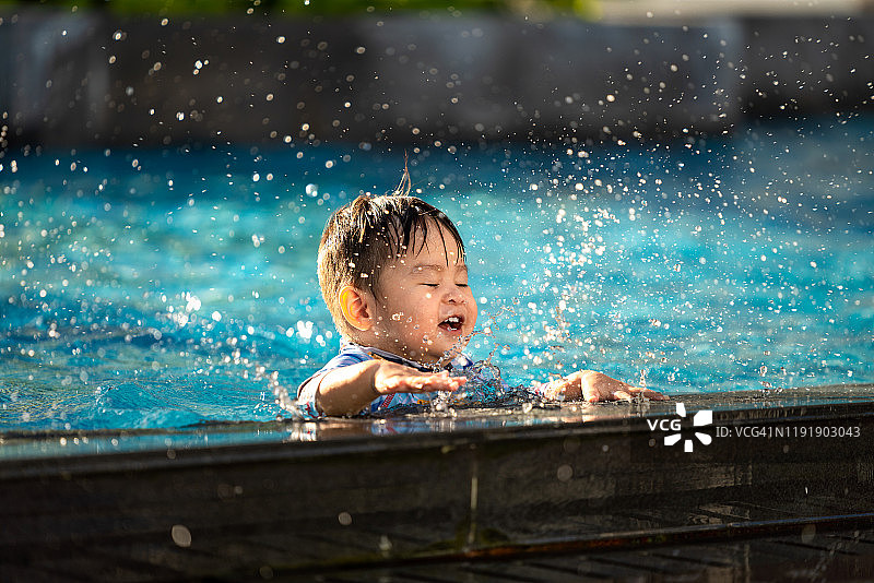 越南儿童在游泳池里玩水花图片素材