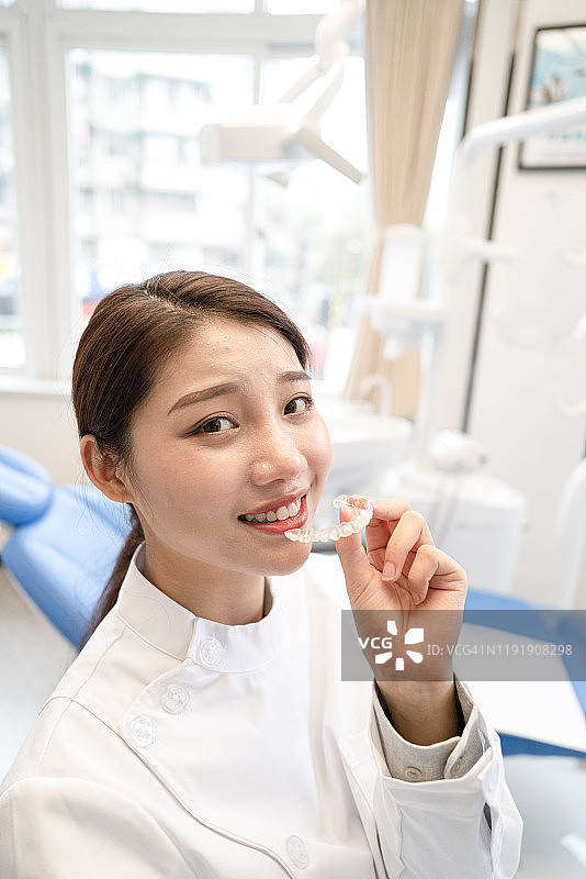 牙医展示隐形牙套图片素材