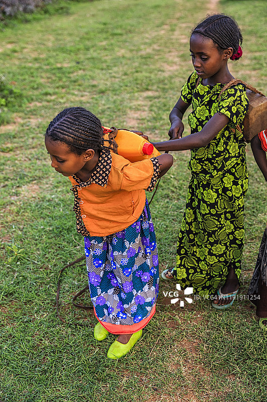 非洲埃塞俄比亚，非洲女孩们从井里打水图片素材
