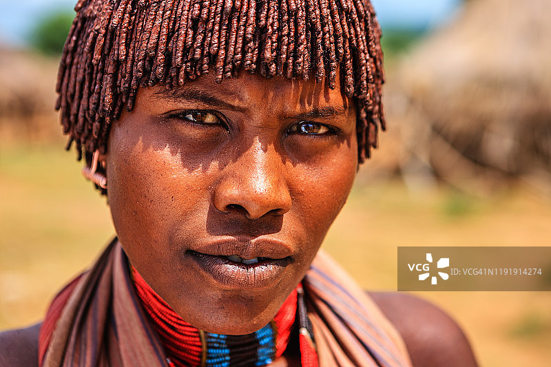 来自埃塞俄比亚哈默部落的女人肖像图片素材