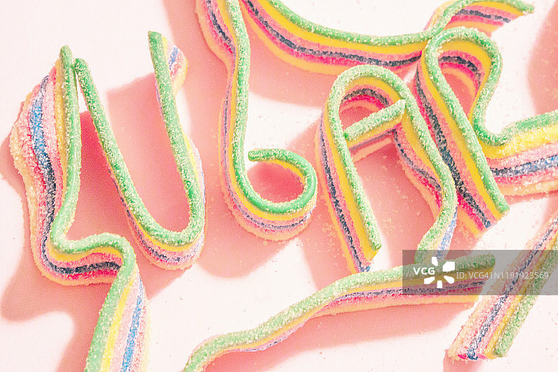 用彩色糖果条和粉彩色制成的糖字图片素材