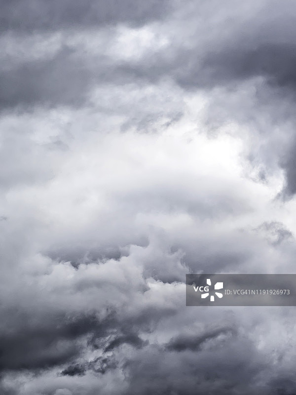 暴风云笼罩的天空图片素材