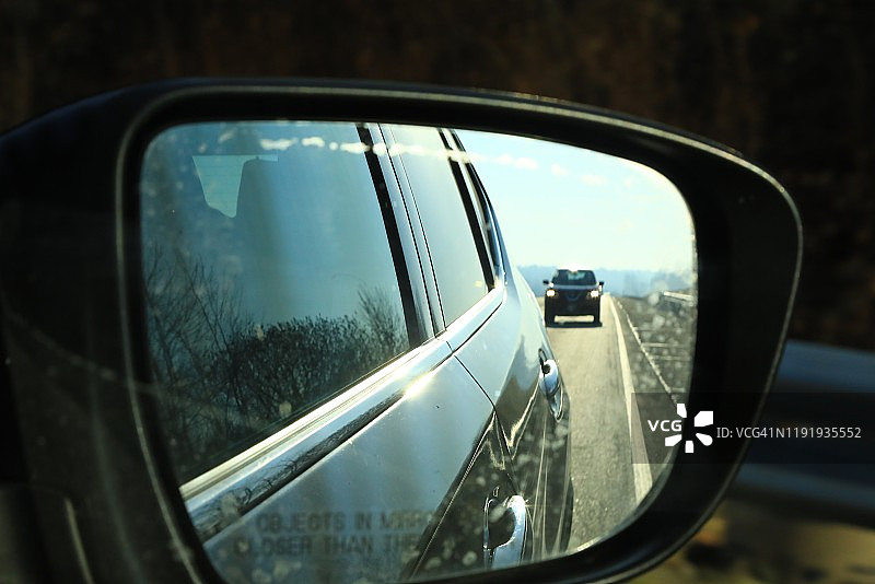 通过后视镜看到的尾随车辆图片素材