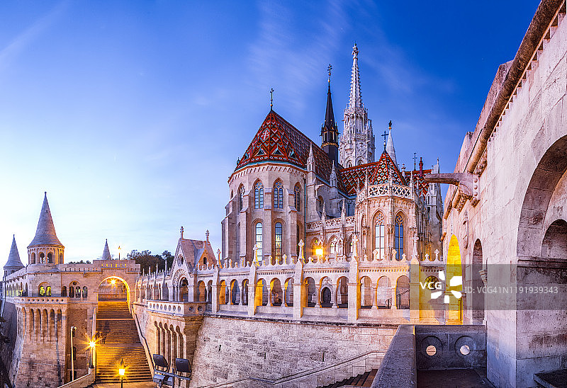 清晨时分的渔人堡和马蒂亚斯教堂景观图片素材