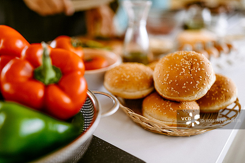 厨房里堆放的小圆面包图片素材