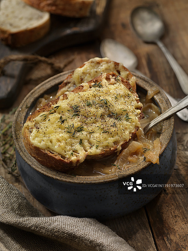 法式洋葱汤配香草古达法棍图片素材