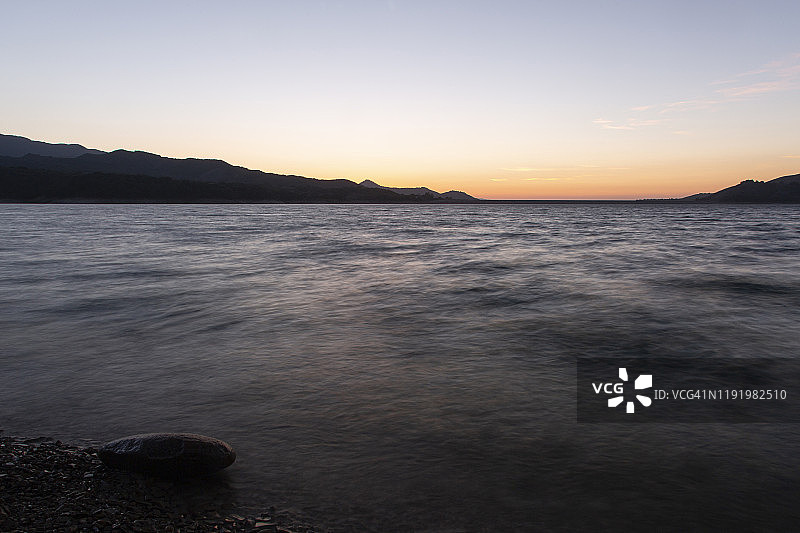 黄昏时分海浪拍打海岸的长曝光摄影图片素材