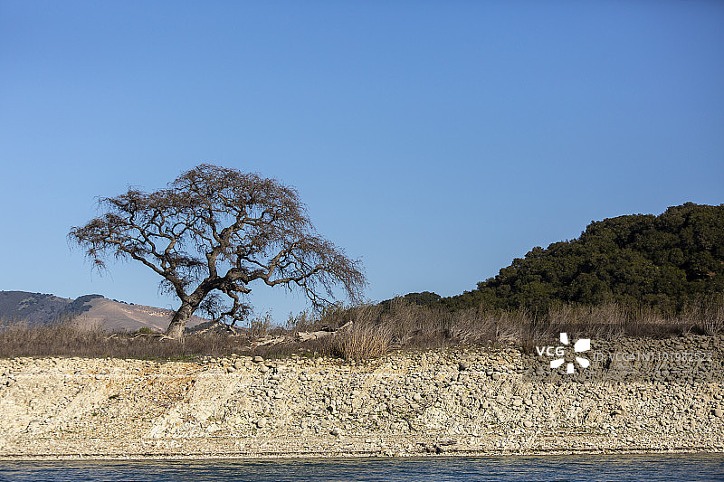 加利福尼亚州水位极低的湖泊图片素材