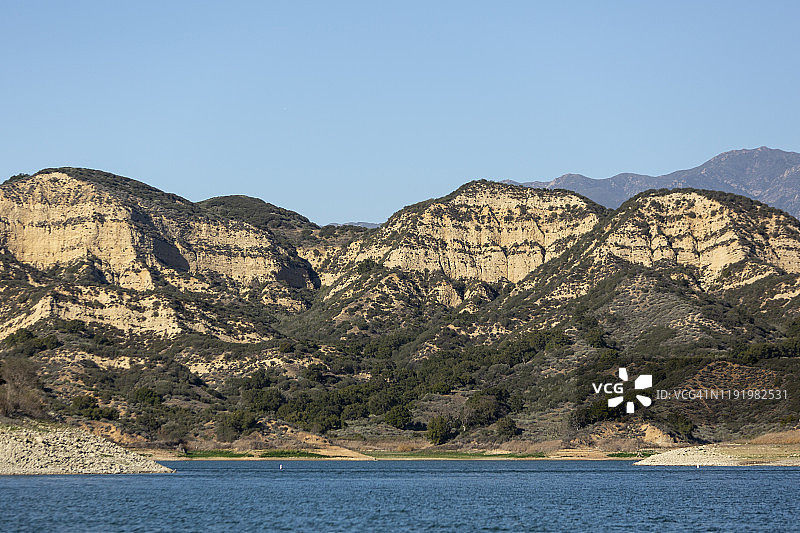 卡楚马湖中部眺望圣伊内斯山脉图片素材