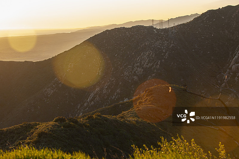 圣伊内斯山脉山脊上的电力线广角视图图片素材