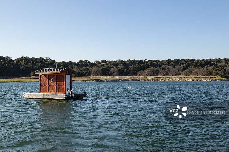 湖中央的浴室隔间图片素材