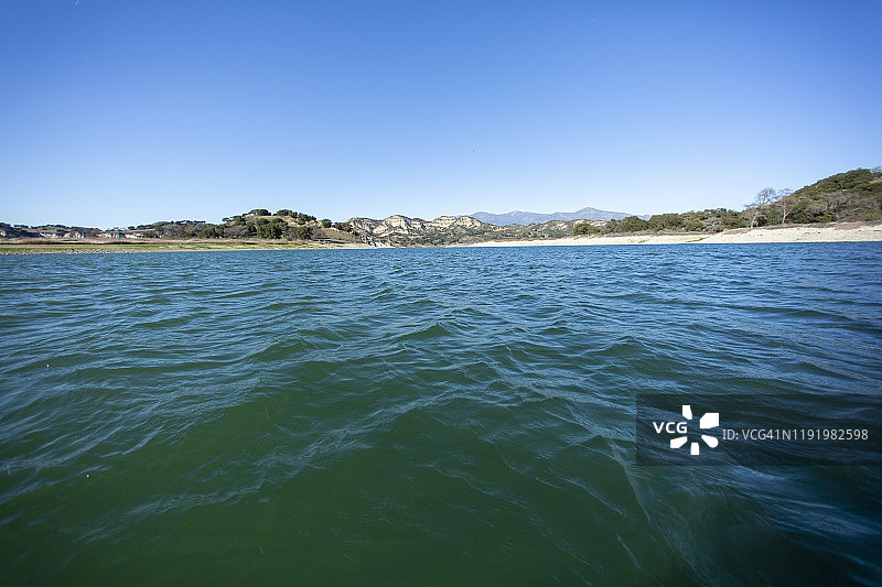 卡丘马湖水面低角度广角图片素材