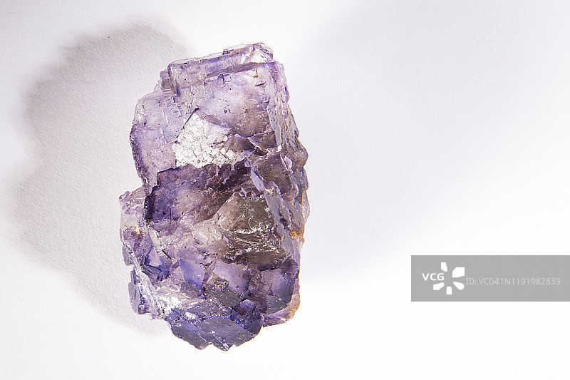 白色背景上的紫水晶图片素材