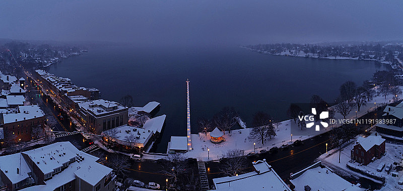 圣诞节夜晚宁静村庄的航拍照片图片素材