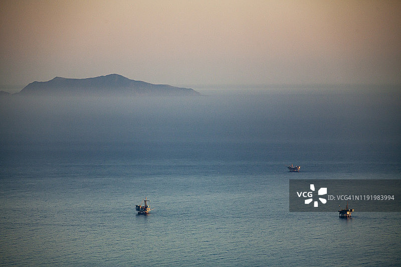 圣巴巴拉海岸附近的油轮图片素材