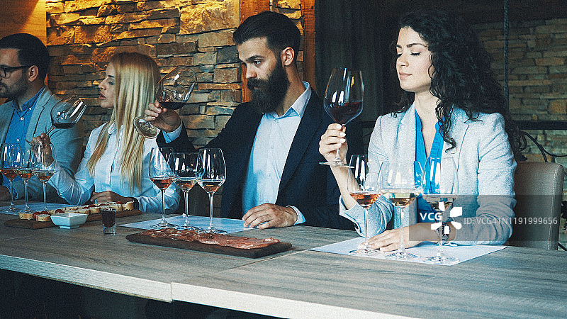 快乐的年轻朋友在地中海式晚宴上玩得开心并举杯祝酒图片素材