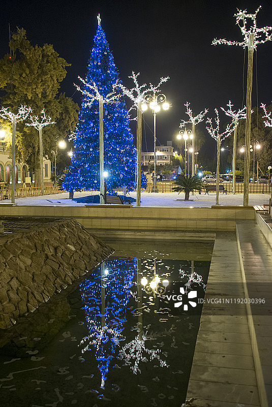 塞浦路斯拉纳卡市中心夜景，圣诞树图片素材