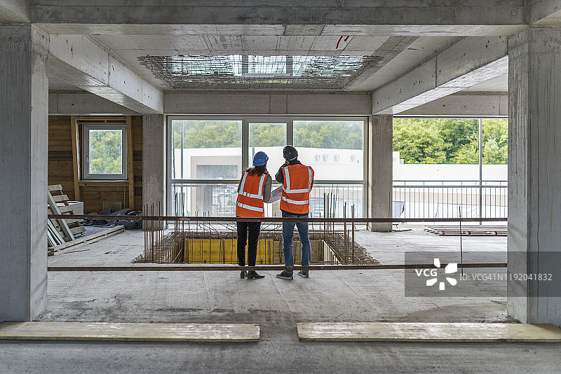 建筑师讨论蓝图图片素材