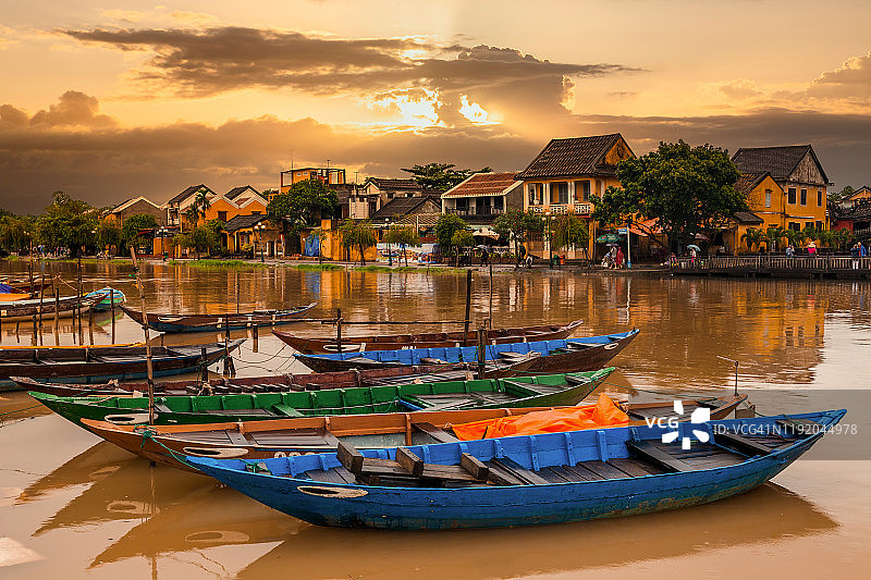 越南会安古建筑前的传统船只图片素材