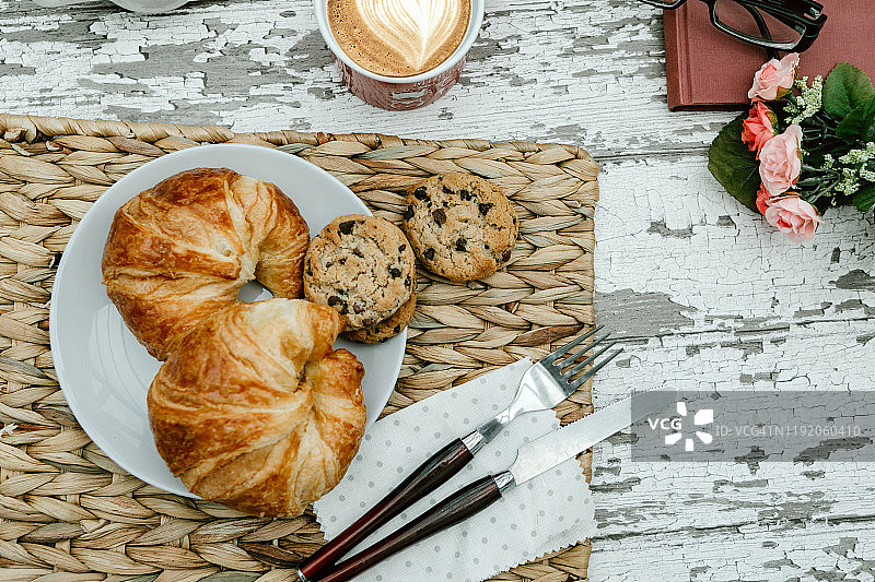 女性工作区与早餐顶视图图片素材
