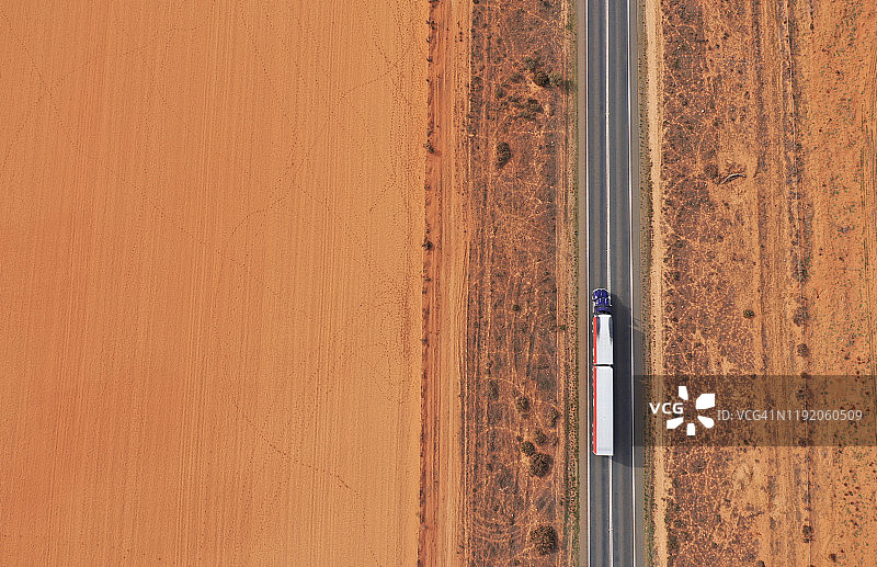斯图尔特公路上行驶的卡车航拍影像：米尔杜拉地区西部干旱景象图片素材