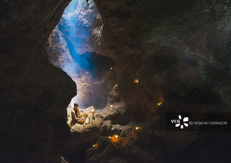 泰国廊开洞穴中冥想的佛教僧侣图片素材