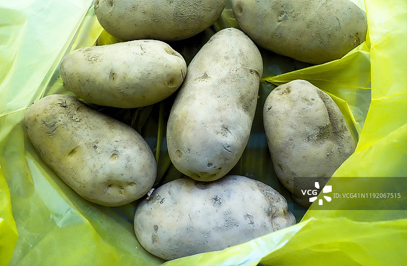 装满新鲜土豆的塑料袋图片素材