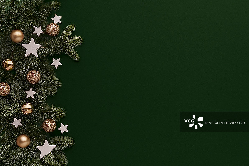 深色圣诞背景，带冷杉树、金色和白色装饰，顶部视角留有复制空间图片素材