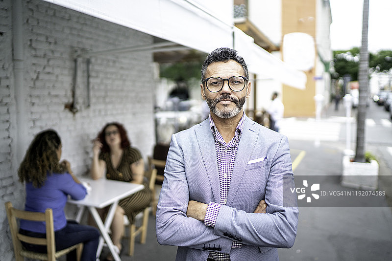 餐厅前的企业家商人人像图片素材