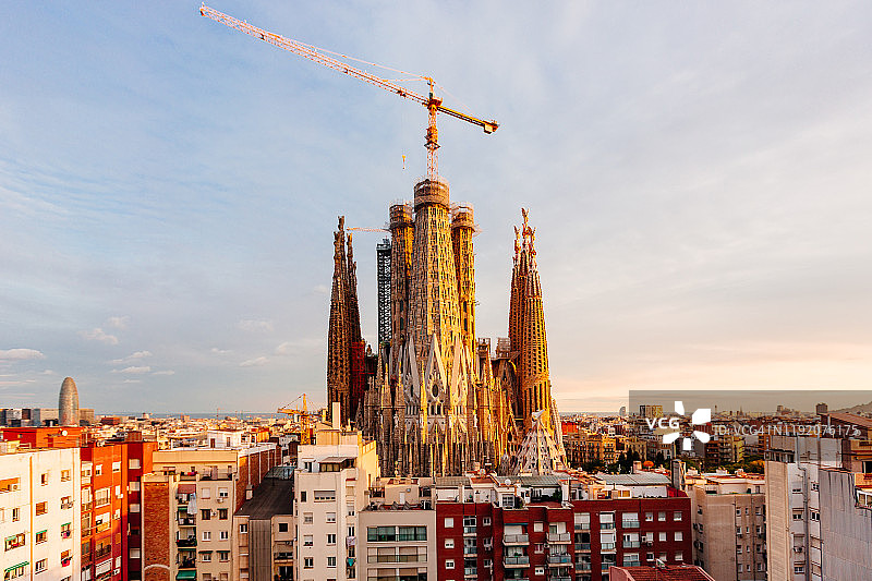 西班牙加泰罗尼亚巴塞罗那圣家堂日落天际线（高角度）图片素材