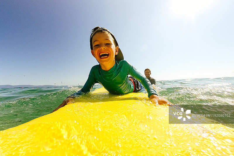 可爱的小冲浪者和他的爸爸图片素材