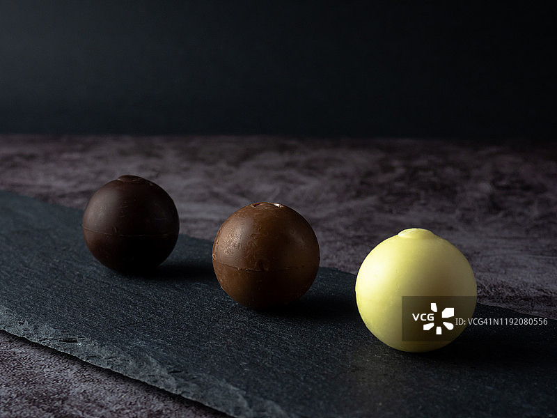 石板盘上的白巧克力、黑巧克力和牛奶巧克力图片素材