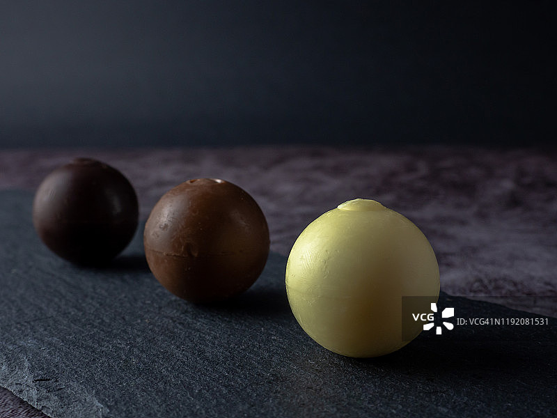 石板盘上的白巧克力、黑巧克力和牛奶巧克力图片素材