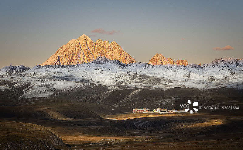 塔公寺的壮丽景色图片素材