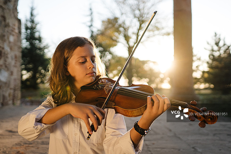音乐点亮我的一天图片素材